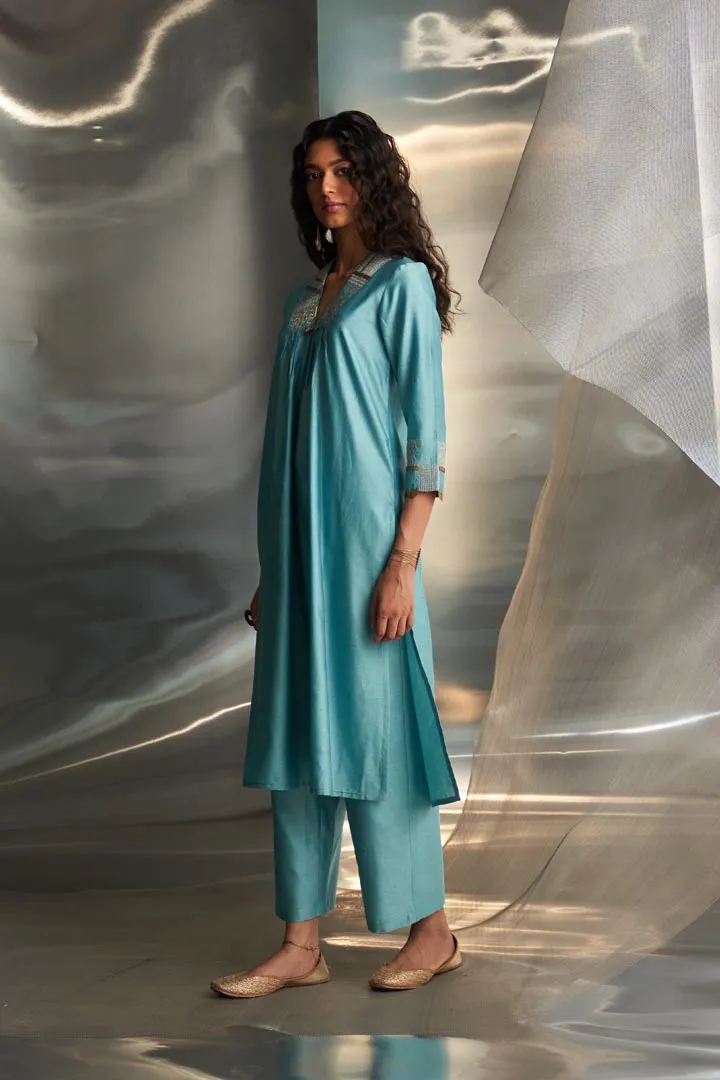 Mis'r Embroidered V-Neck Kurta Set