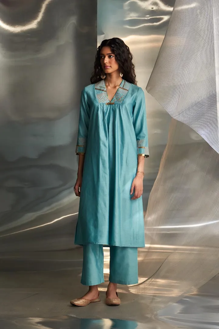 Mis'r Embroidered V-Neck Kurta Set
