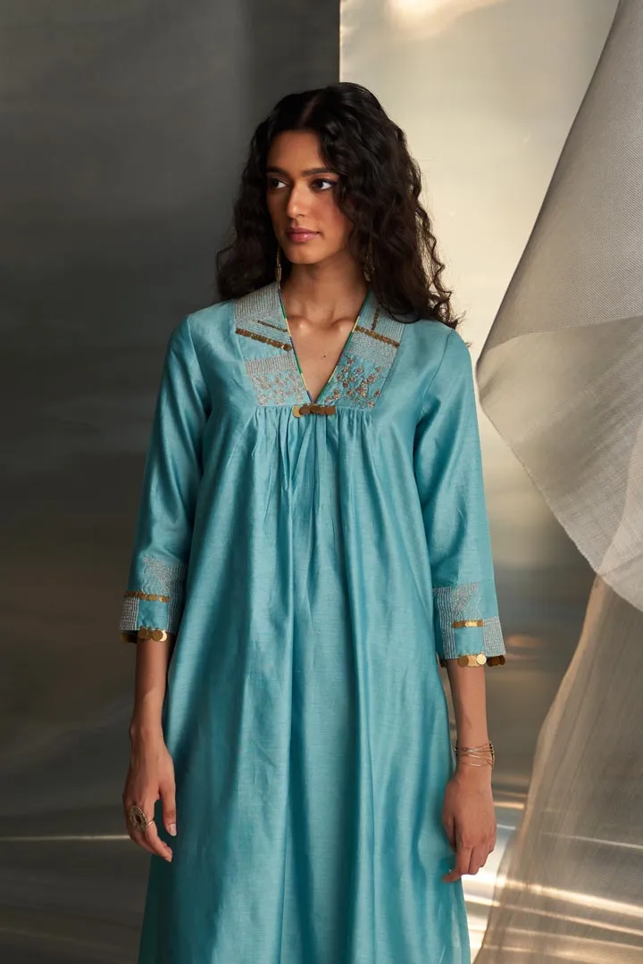 Mis'r Embroidered V-Neck Kurta Set