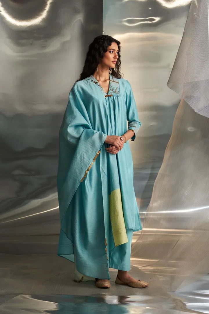 Mis'r Embroidered V-Neck Kurta Set